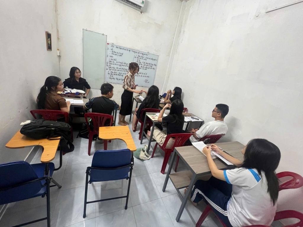 Lớp học sĩ số ít với sự hướng dẫn tận tình của giáo viên tại Trung tâm Thanh Thanh Cần Thơ