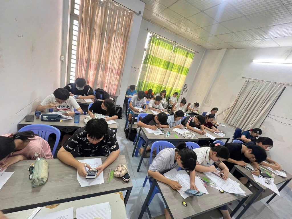 Học sinh hăng hái tập trung làm bài tại lớp học Trung tâm Thanh Thanh Cần Thơ