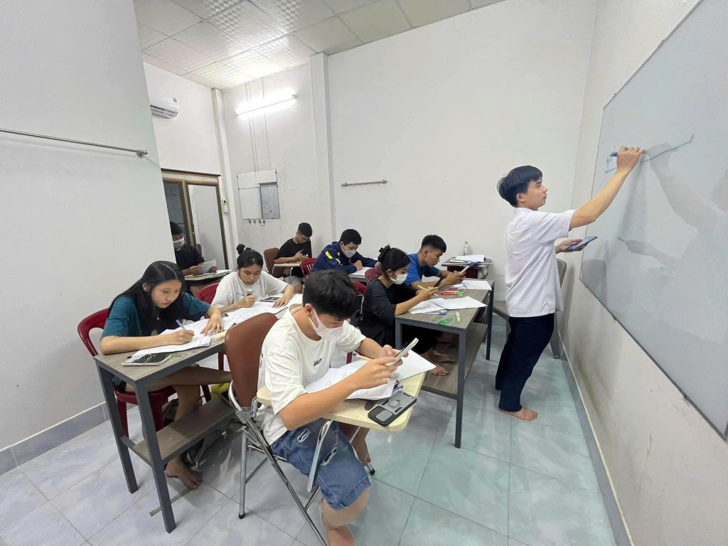 Giáo viên hướng dẫn giảng bài trên bảng tại Trung tâm Thanh Thanh Cần Thơ